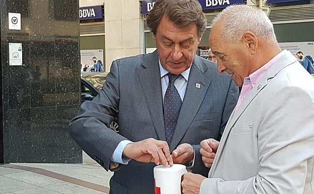Galería. El concejal del Ayuntamiento de León echa dinero en la hucha.