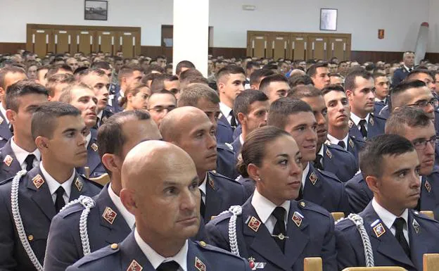 Imagen principal - Diferentes instantes de la recepción a los alumnos en la base de la Virgen del Camino.