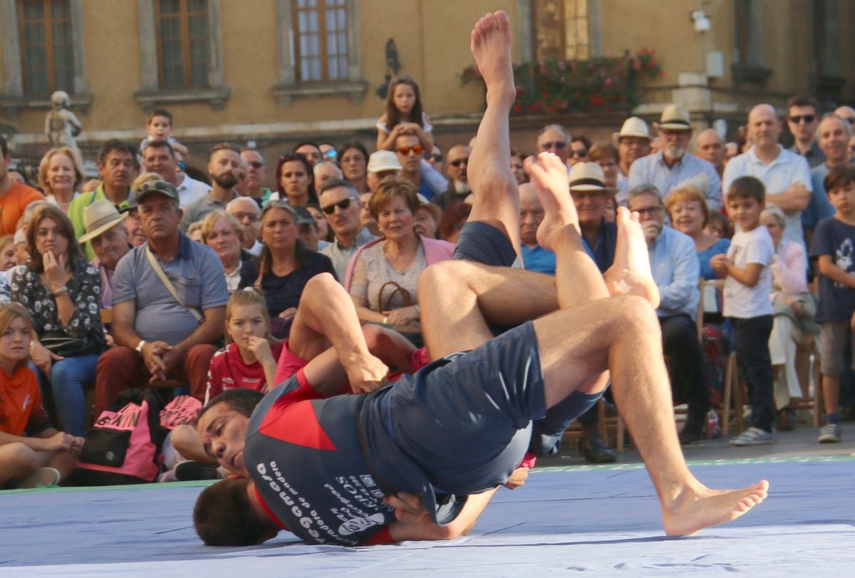 Fotos: La Catedral de León preside el Corro de San Froilán