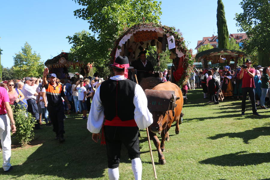 La explanada de la Basílica de la Virgen del Camino vuelve a ser el escenario de la misa en honor a San Froilán, donde los productos de la tierra han compartido protagonismo con el santo