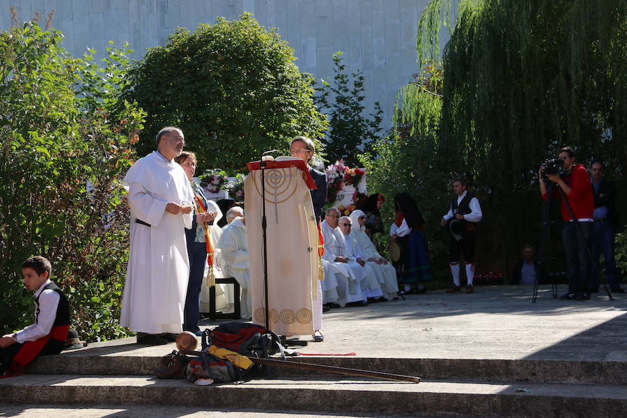 La explanada de la Basílica de la Virgen del Camino vuelve a ser el escenario de la misa en honor a San Froilán, donde los productos de la tierra han compartido protagonismo con el santo