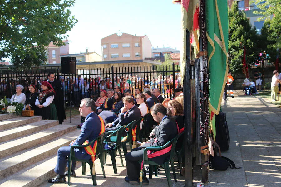 La explanada de la Basílica de la Virgen del Camino vuelve a ser el escenario de la misa en honor a San Froilán, donde los productos de la tierra han compartido protagonismo con el santo