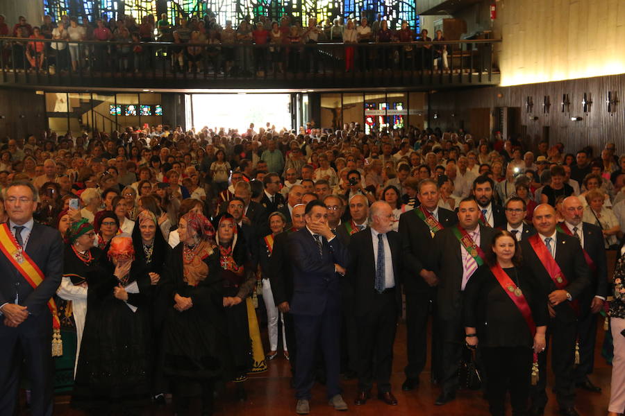 La explanada de la Basílica de la Virgen del Camino vuelve a ser el escenario de la misa en honor a San Froilán, donde los productos de la tierra han compartido protagonismo con el santo