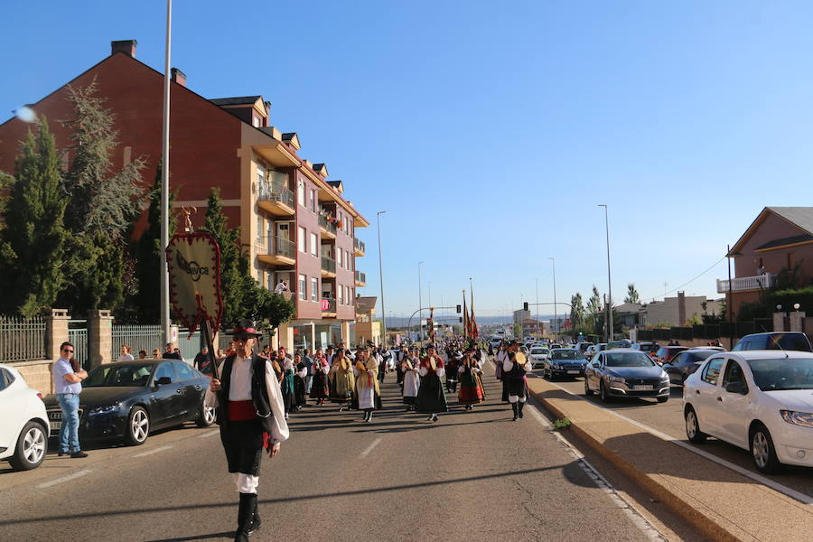 Los pendones leoneses y los carros engalanados exaltan el día de San Froilán en la Virgen del Camino en una muestra del valor y diversidad de las tierras del viejo Reino