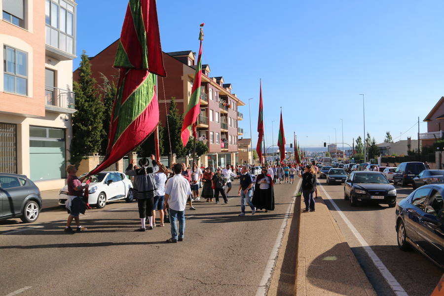 Los pendones leoneses y los carros engalanados exaltan el día de San Froilán en la Virgen del Camino en una muestra del valor y diversidad de las tierras del viejo Reino