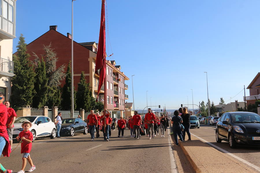 Los pendones leoneses y los carros engalanados exaltan el día de San Froilán en la Virgen del Camino en una muestra del valor y diversidad de las tierras del viejo Reino