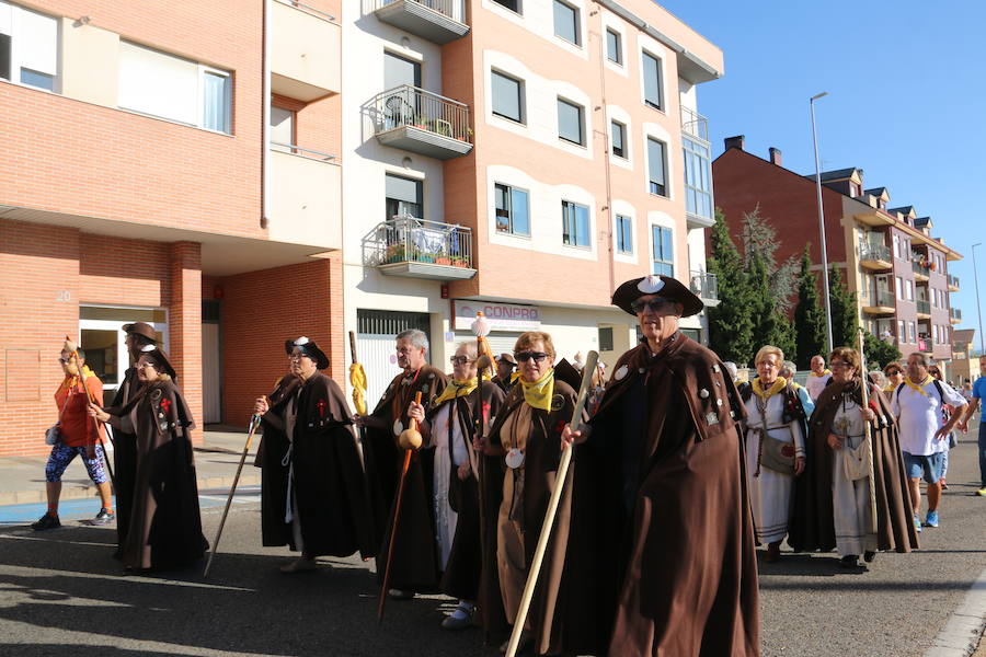 Los pendones leoneses y los carros engalanados exaltan el día de San Froilán en la Virgen del Camino en una muestra del valor y diversidad de las tierras del viejo Reino