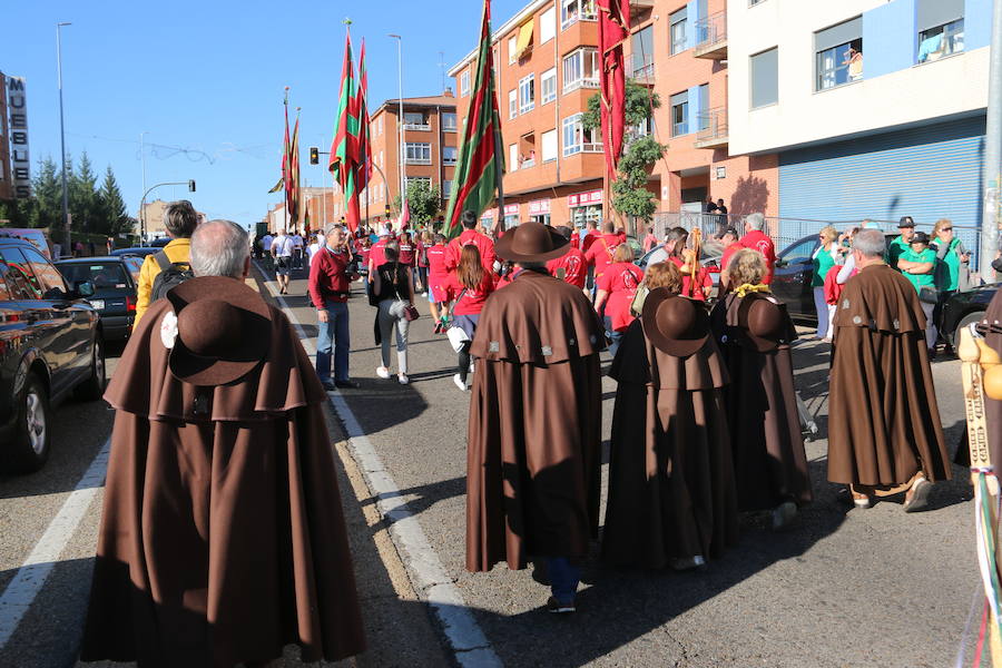 Los pendones leoneses y los carros engalanados exaltan el día de San Froilán en la Virgen del Camino en una muestra del valor y diversidad de las tierras del viejo Reino