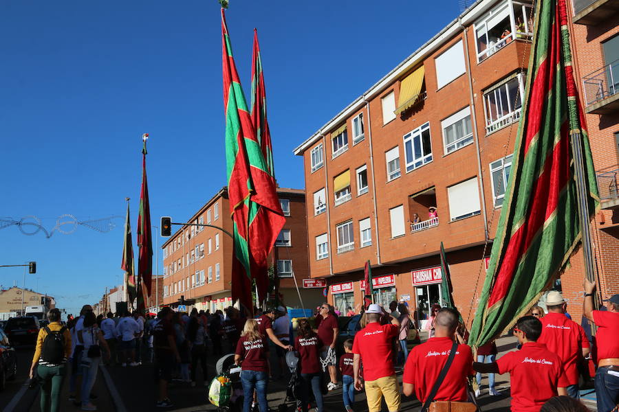 Los pendones leoneses y los carros engalanados exaltan el día de San Froilán en la Virgen del Camino en una muestra del valor y diversidad de las tierras del viejo Reino