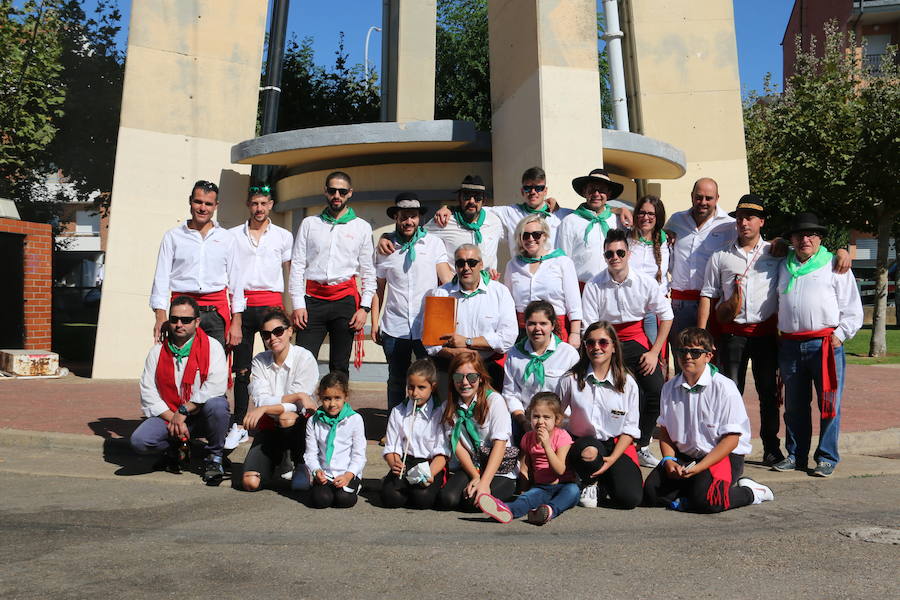 Los pendones leoneses y los carros engalanados exaltan el día de San Froilán en la Virgen del Camino en una muestra del valor y diversidad de las tierras del viejo Reino