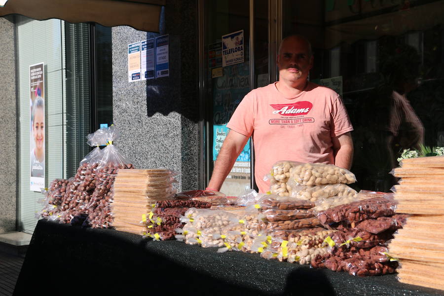 Los vecinos del viejo reino cumplieron en la mañana del viernes con la tradición de 'tocar la nariz' al santo para celebrar la fiesta del patrón de la Diócesis de León, San Froilán, en La Virgen del Camino