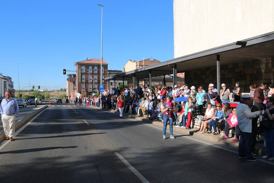 Los vecinos del viejo reino cumplieron en la mañana del viernes con la tradición de 'tocar la nariz' al santo para celebrar la fiesta del patrón de la Diócesis de León, San Froilán, en La Virgen del Camino