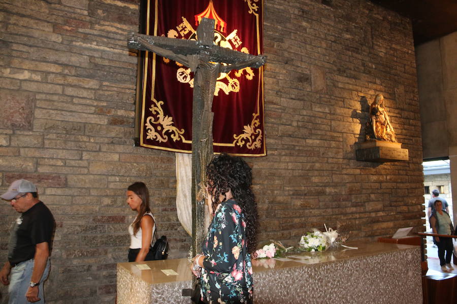 Los vecinos del viejo reino cumplieron en la mañana del viernes con la tradición de 'tocar la nariz' al santo para celebrar la fiesta del patrón de la Diócesis de León, San Froilán, en La Virgen del Camino