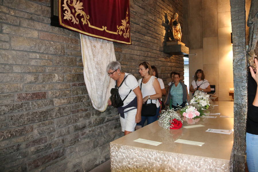 Los vecinos del viejo reino cumplieron en la mañana del viernes con la tradición de 'tocar la nariz' al santo para celebrar la fiesta del patrón de la Diócesis de León, San Froilán, en La Virgen del Camino