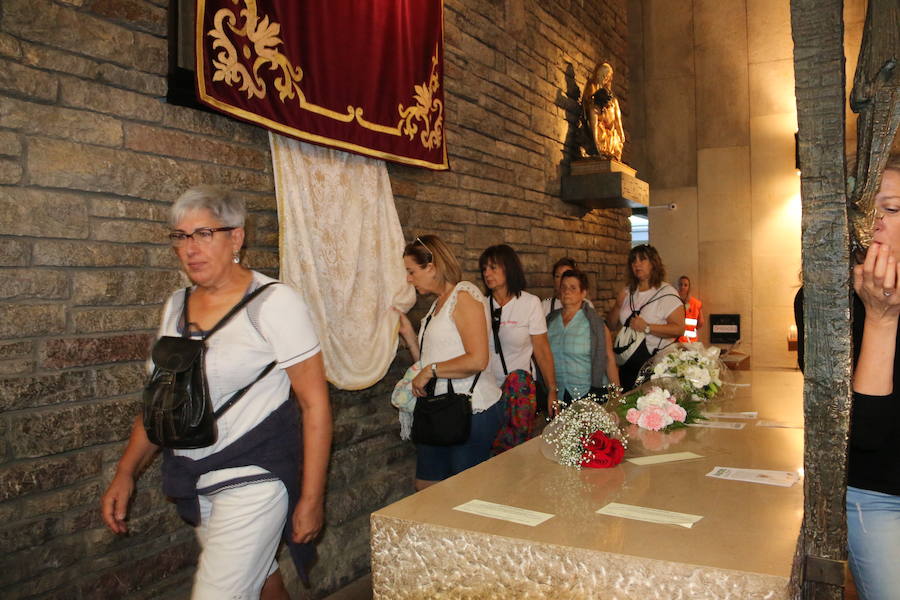 Los vecinos del viejo reino cumplieron en la mañana del viernes con la tradición de 'tocar la nariz' al santo para celebrar la fiesta del patrón de la Diócesis de León, San Froilán, en La Virgen del Camino