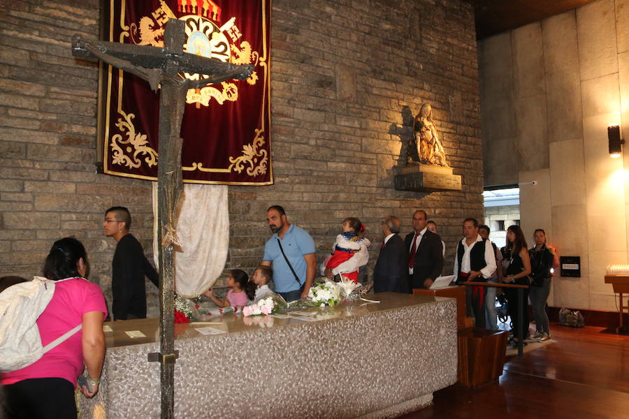 Los vecinos del viejo reino cumplieron en la mañana del viernes con la tradición de 'tocar la nariz' al santo para celebrar la fiesta del patrón de la Diócesis de León, San Froilán, en La Virgen del Camino