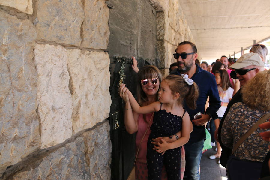 Los vecinos del viejo reino cumplieron en la mañana del viernes con la tradición de 'tocar la nariz' al santo para celebrar la fiesta del patrón de la Diócesis de León, San Froilán, en La Virgen del Camino