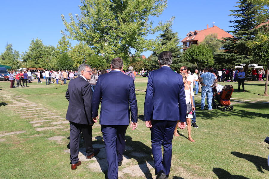 Los empleados de esta empresa montaron una carpa en la romería de la Virgen del Camino que recibió la visita del presidente de la Diputación, Juan Martínez Majo y del alcalde de León, Antonio Silván 