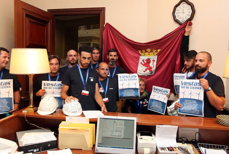 Fotos: Podemos pide la comparecencia de la ministra de Industria en el Congreso por Vestas