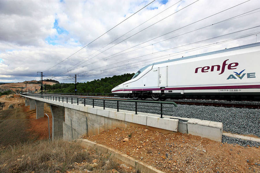 Tren AVE circula por un tramo de la red ferroviaria española 