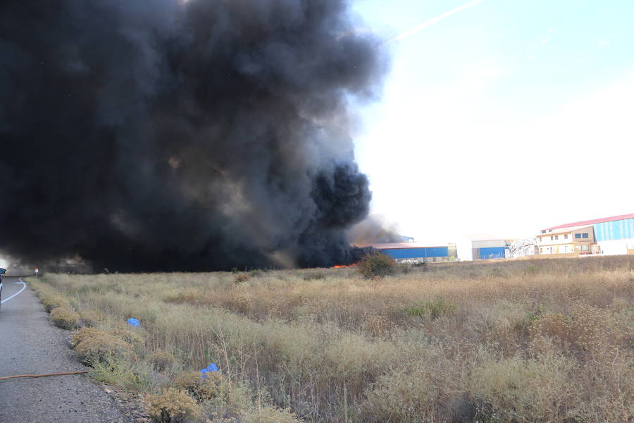 Fotos: Un incendio asola la planta de reciclaje industrial de León Verde