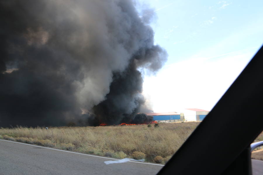 Fotos: Un incendio asola la planta de reciclaje industrial de León Verde
