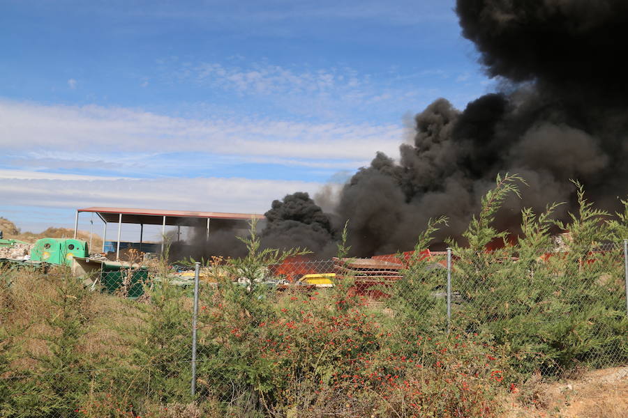 Fotos: Un incendio asola la planta de reciclaje industrial de León Verde
