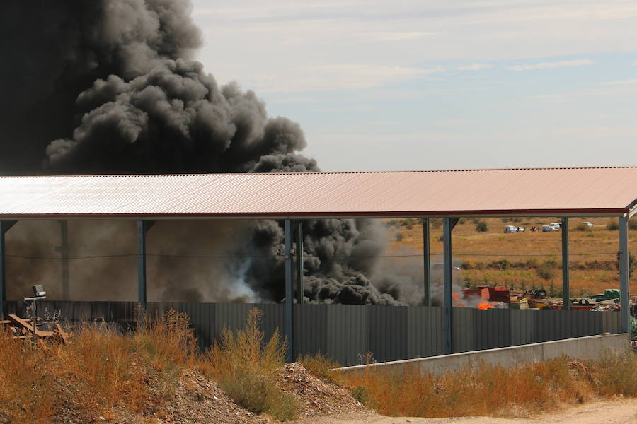 Fotos: Un incendio asola la planta de reciclaje industrial de León Verde