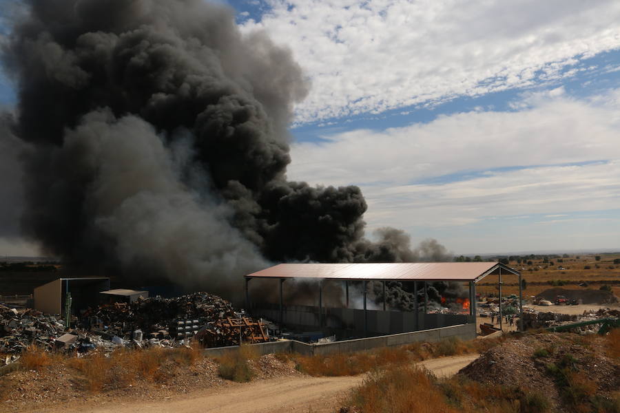 Fotos: Un incendio asola la planta de reciclaje industrial de León Verde