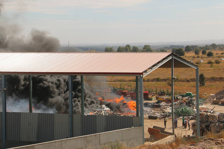 Fotos: Un incendio asola la planta de reciclaje industrial de León Verde