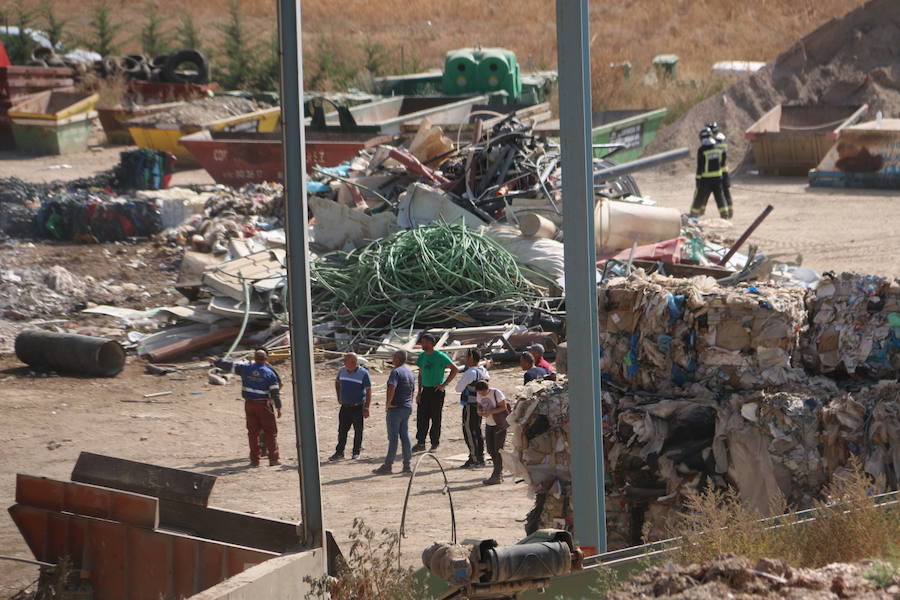 Fotos: Un incendio asola la planta de reciclaje industrial de León Verde