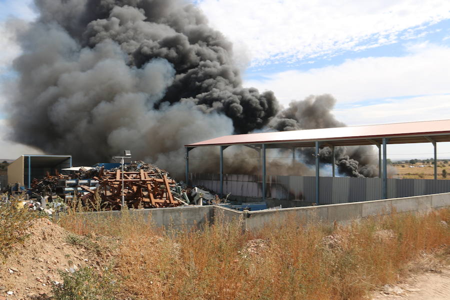 Fotos: Un incendio asola la planta de reciclaje industrial de León Verde