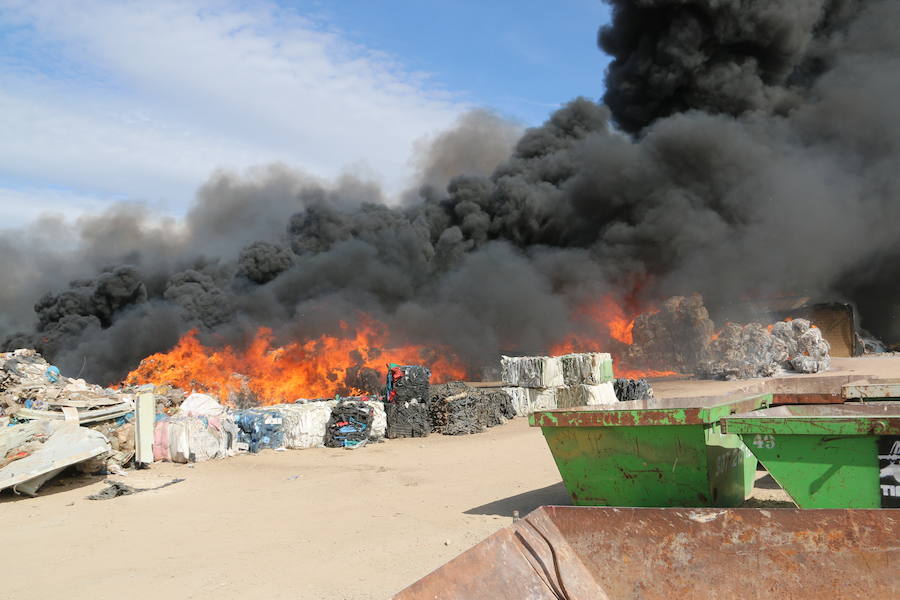 Fotos: Un incendio asola la planta de reciclaje industrial de León Verde