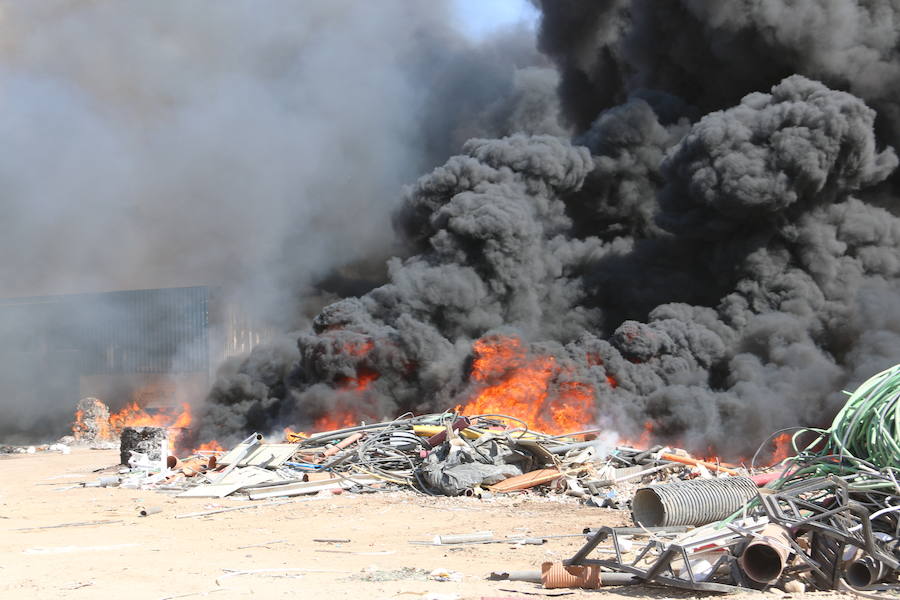 Fotos: Un incendio asola la planta de reciclaje industrial de León Verde