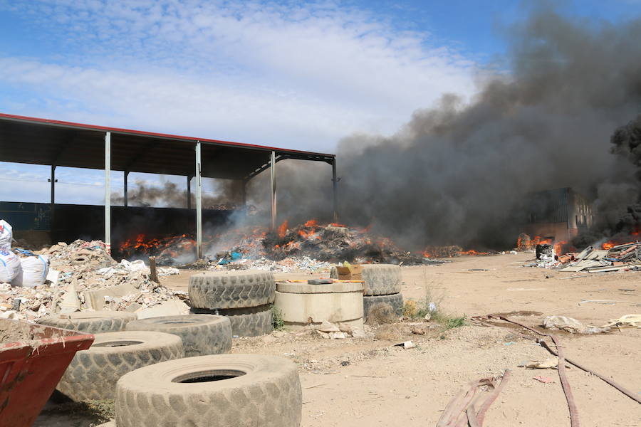Fotos: Un incendio asola la planta de reciclaje industrial de León Verde