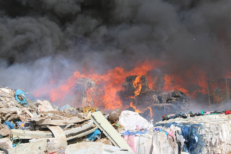 Fotos: Un incendio asola la planta de reciclaje industrial de León Verde