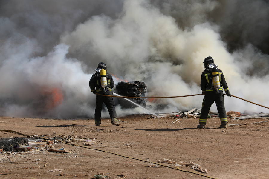 Fotos: Un incendio asola la planta de reciclaje industrial de León Verde