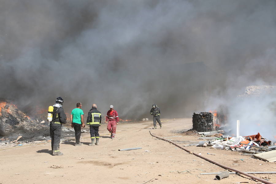 Fotos: Un incendio asola la planta de reciclaje industrial de León Verde