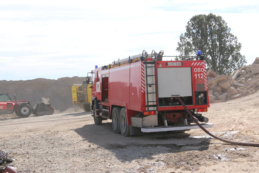 Fotos: Un incendio asola la planta de reciclaje industrial de León Verde