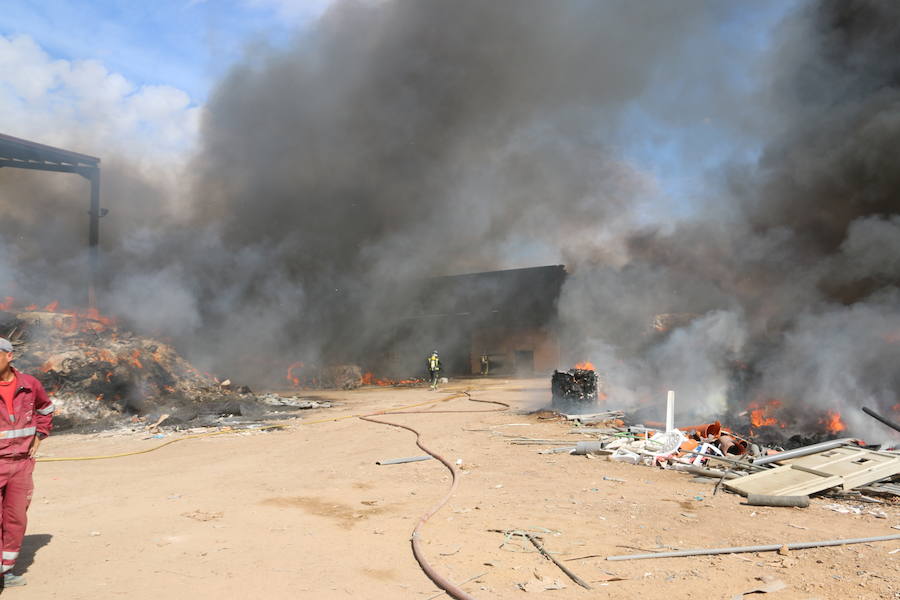 Fotos: Un incendio asola la planta de reciclaje industrial de León Verde