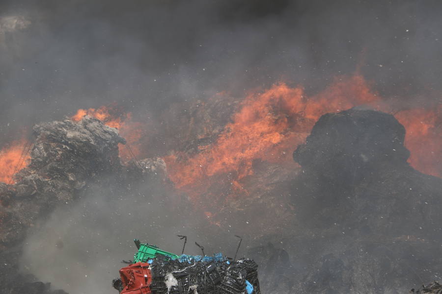 Fotos: Un incendio asola la planta de reciclaje industrial de León Verde