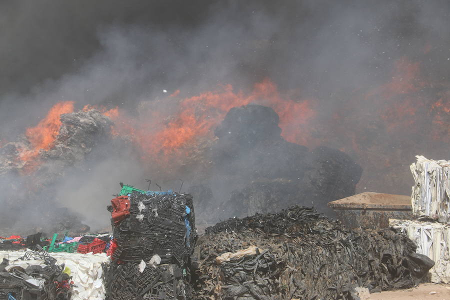 Fotos: Un incendio asola la planta de reciclaje industrial de León Verde