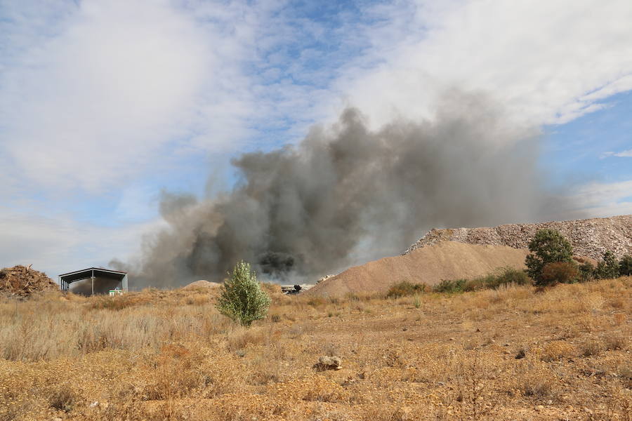 Fotos: Un incendio asola la planta de reciclaje industrial de León Verde