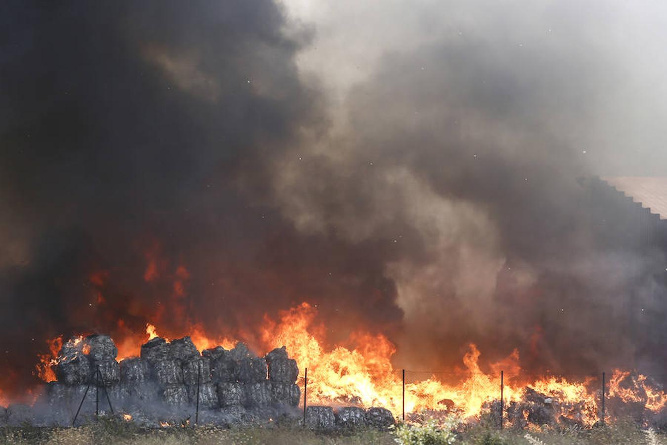 Fotos: Un incendio asola la planta de reciclaje industrial de León Verde
