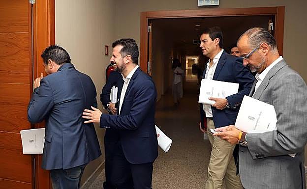 Luis Mariano Santos (UPL, Grupo Mixto), Luis Tudanca (PSOE), Ángel Ibáñez (PP) y Luis Fuentes (Ciudadanos), ayer, antes del inicio de la Mesa de las Cortes y la junta de portavoces.