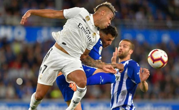 Mariano rematando un balón en el Alavés-Real Madrid