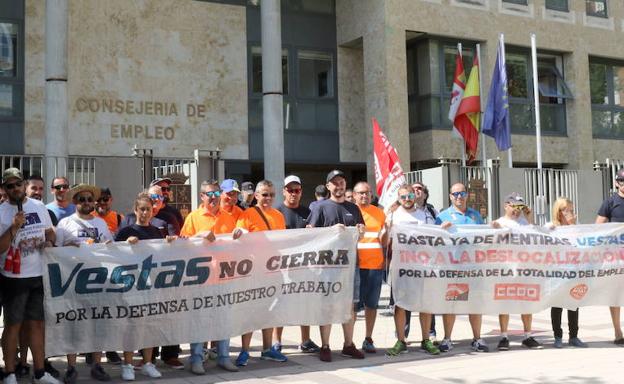 Concentración de los trabajadores de Vestas a la puerta de la Consejería de Economía y Hacienda el pasado mes de agosto. 
