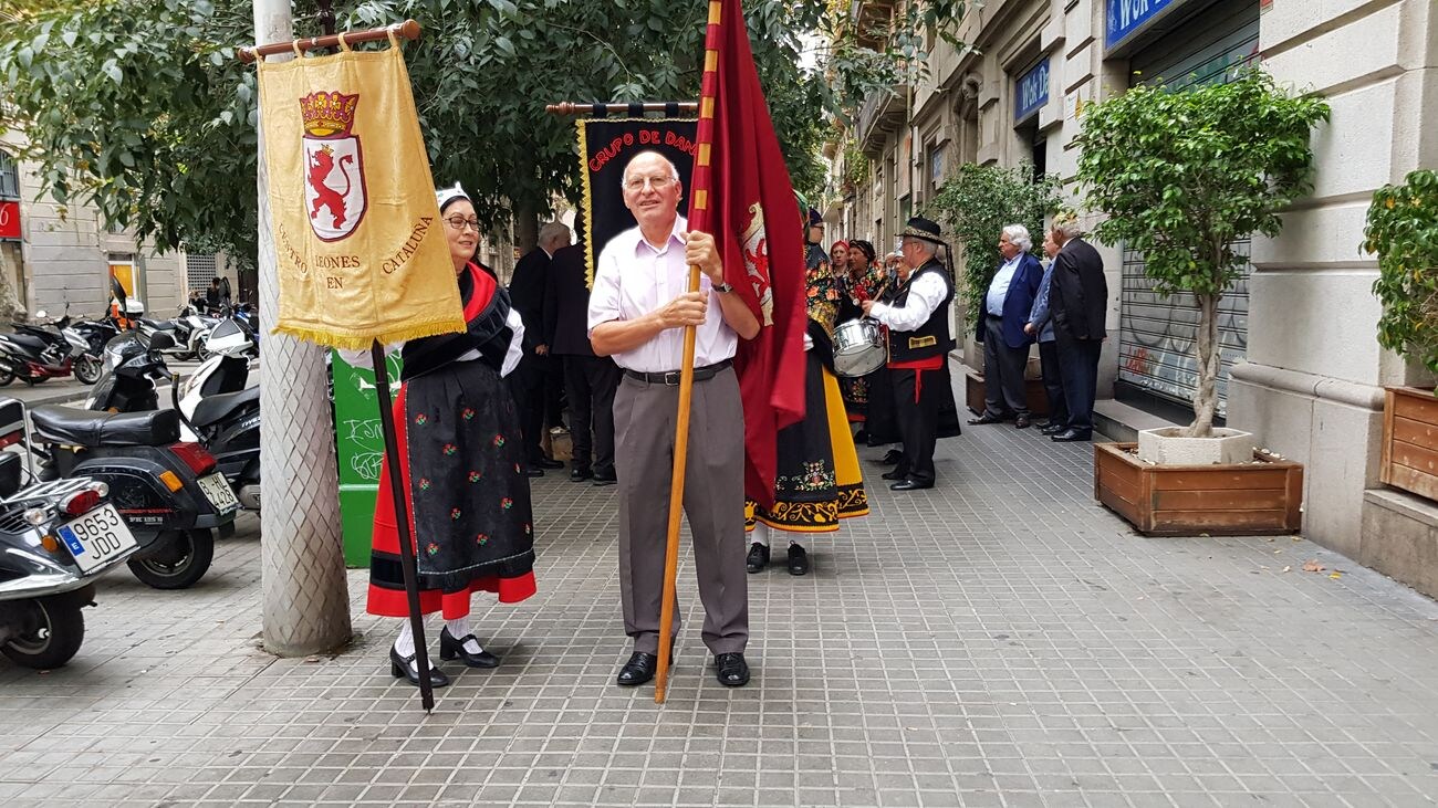 El Centro Leonés en Cataluña conmemora los actos de su patrona con leonoticias como invitado y da cuenta del enorme cariño y sentimiento hacia su tierra | «Esta casa ayuda a que León esté vivo entre nosotros y entre toda la gente y de aquí», aseguran