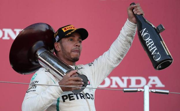Lewis Hamilton celebra la victoria en Suzuka. 