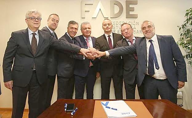 Los empresarios posan tras la firma del acuerdo.